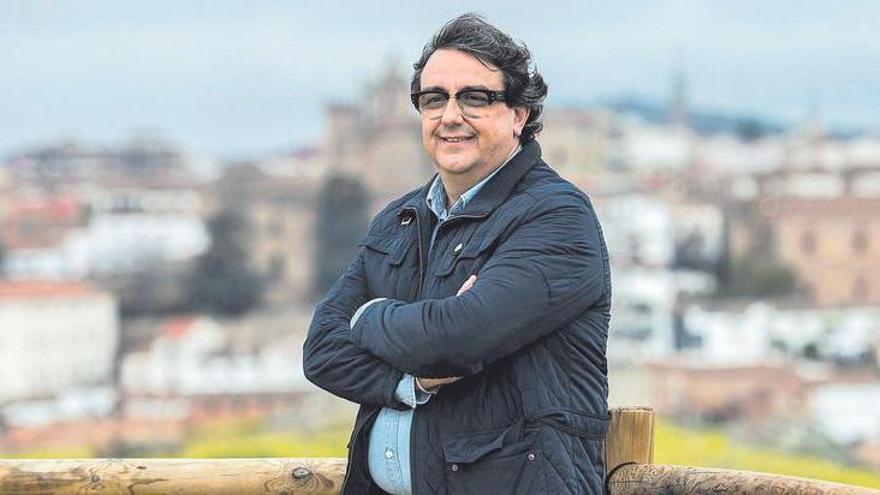 José María Vergeles posa en el mirador de La Montaña, en Cáceres. : «Si tengo la vida que tengo hoy es gracias a las políticas de Vara y de Ibarra»