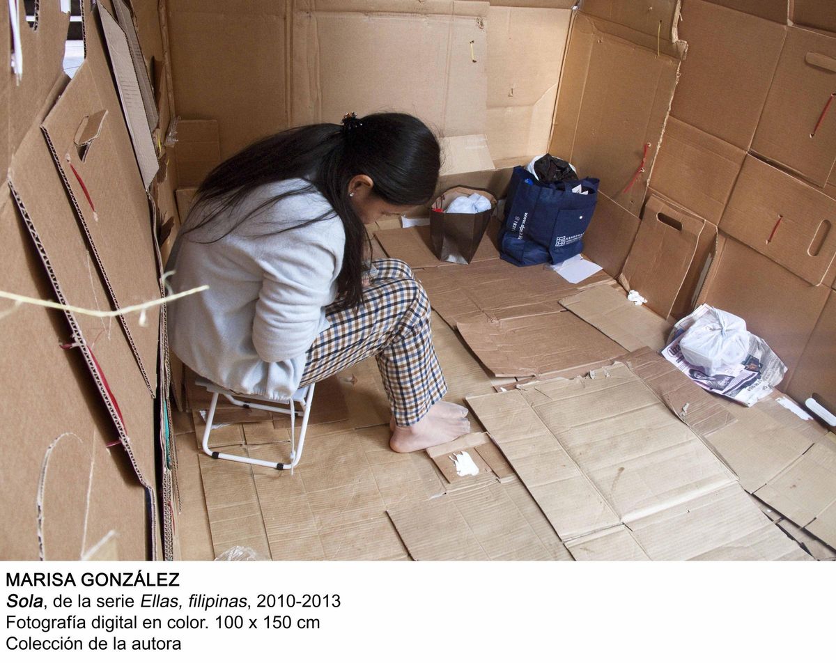 «Sola», de la serie «Ellas, filipinas», 2010-2013