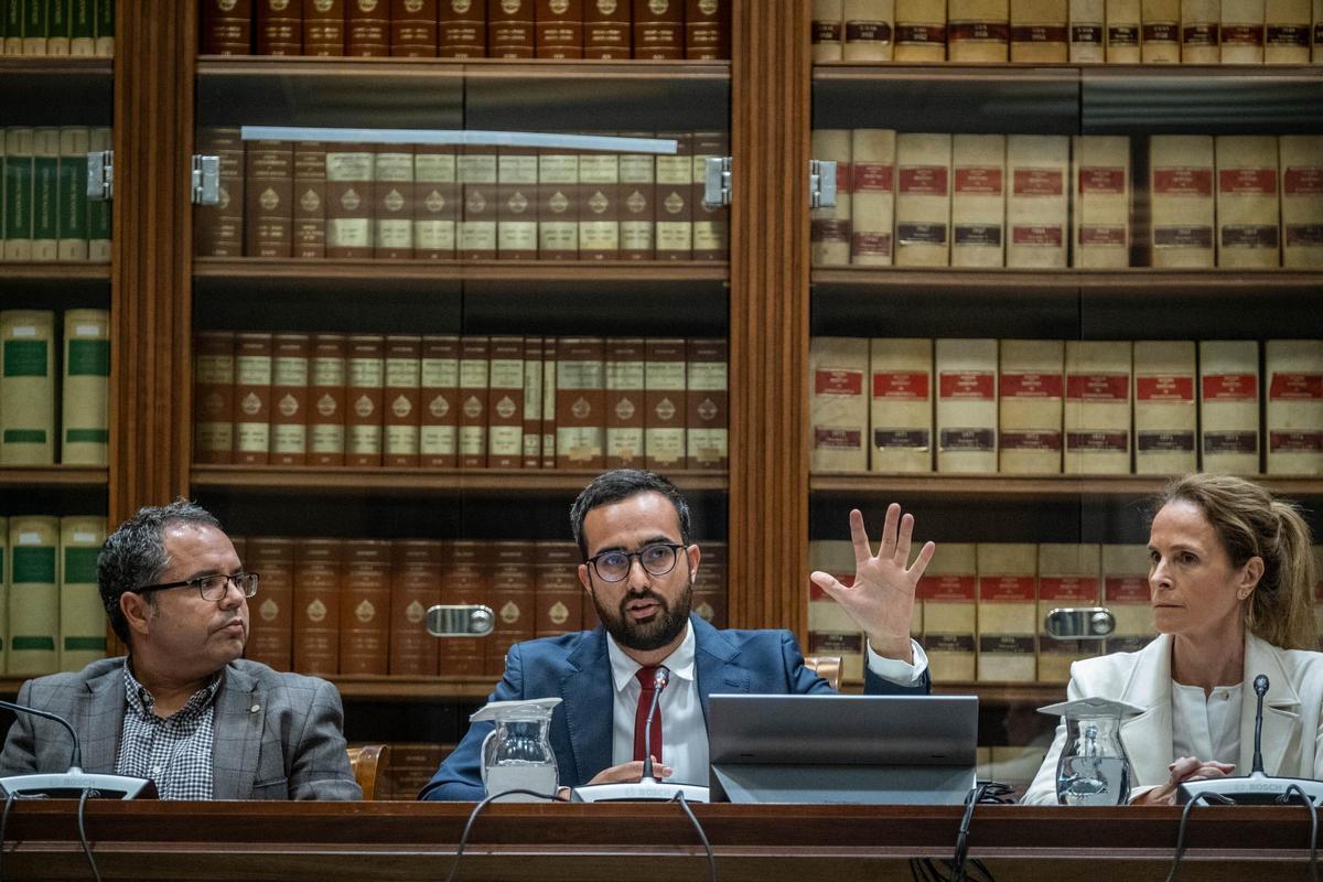 Gustavo Santana (i), Raúl Acosta (c) y Luz Reverón (d) integran la Mesa de la comisión de investigación.