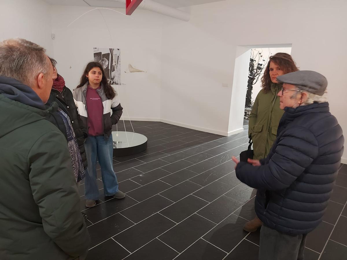 En imágenes: La primera visita guiada al "Universo Herminio", un éxito en La Caridad