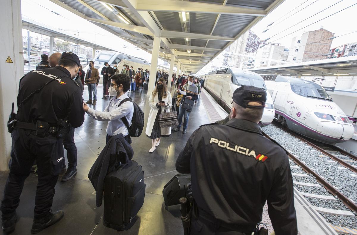 Controles de la Policía Nacional en la estación de Renfe en Alicante Controles de la Policía Nacional en la estación de Renfe en Alicante