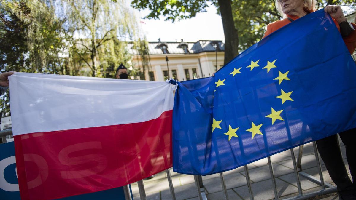Banderas de Polonia y la UE durante una protesta por la disputa entre Varsovia y Bruselas.