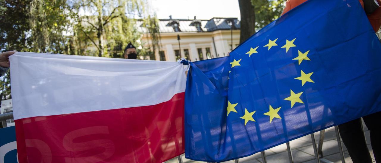 Banderas de Polonia y la UE durante una protesta por la disputa entre Varsovia y Bruselas