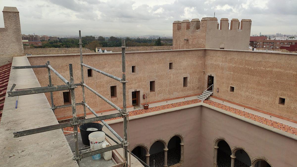 Obres en la coberta del Castell d’Alaquàs.