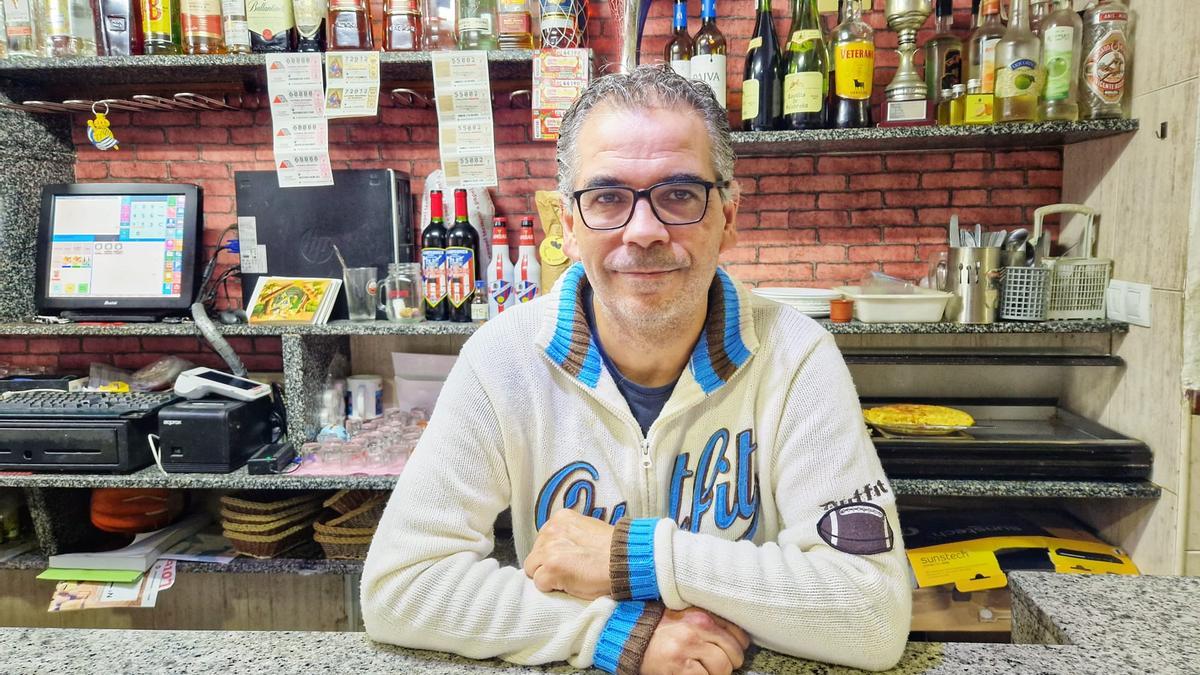 Manolo Arroyo, dueño del bar El Edén, posa para este periódico en la barra.
