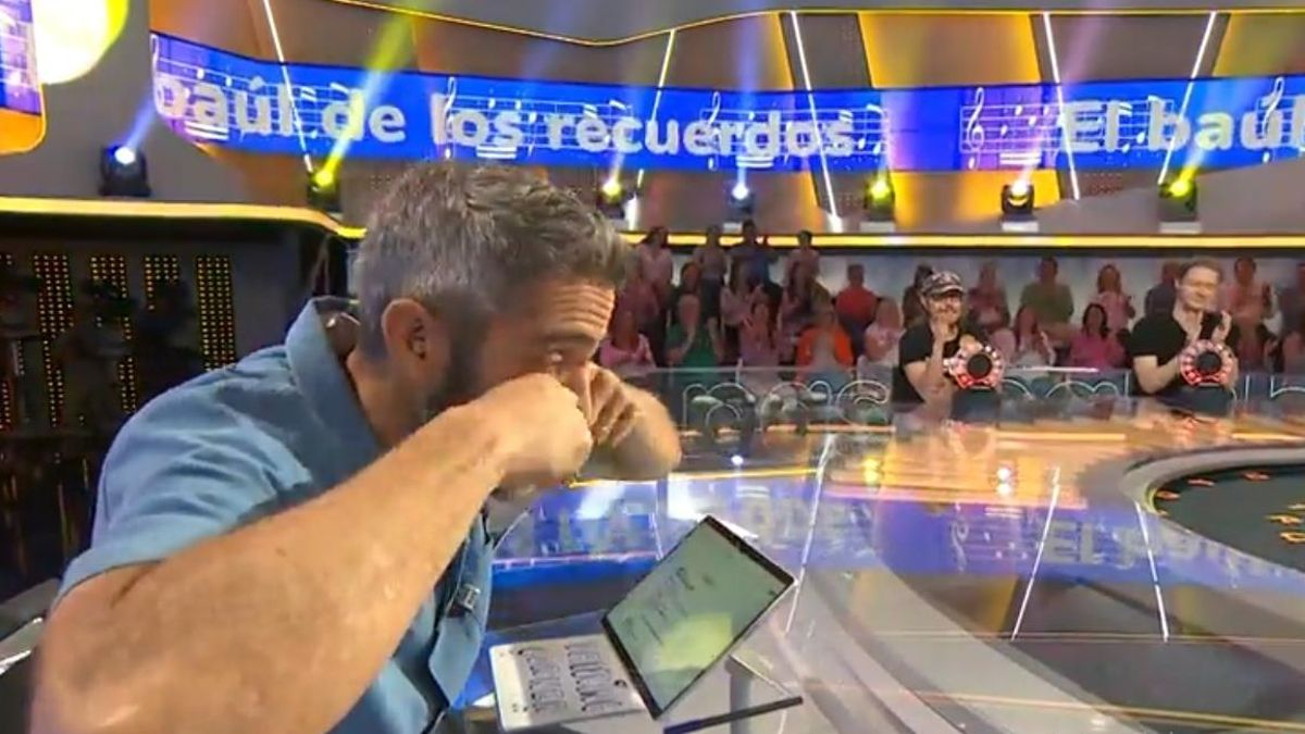 Roberto Leal le hace el gesto de llorón a Santiago Segura