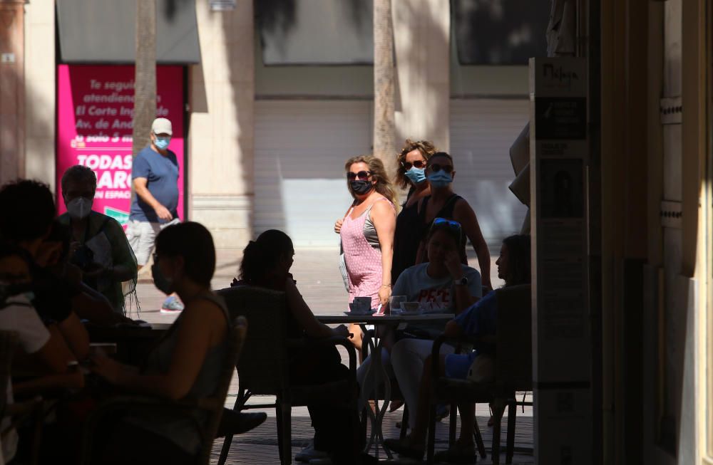 Con la entrada en vigor de las nuevas medidas dictadas por Sanidad para controlar la pandemia de coronavirus, entre las que se incluye la prohibición de fumar en la vía pública y espacios en los que no se mantenga la distancia de seguridad, nos damos una vuelta por las calles del Centro de Málaga para comprobar si se cumple la normativa.