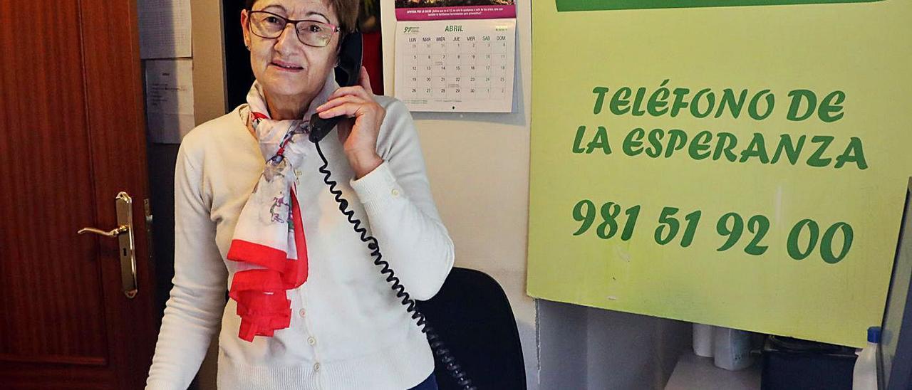 Carmen Martínez, atendiendo una llamada en la sede del Teléfono de la Esperanza. | // XOÁN ÁLVAREZ