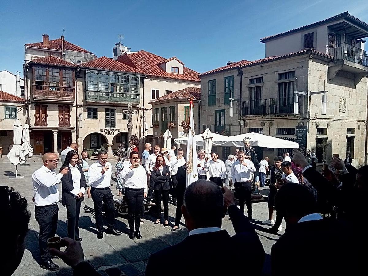 Los organizadores y voluntarios brindan "el parvo" momentos antes del desfile religioso.