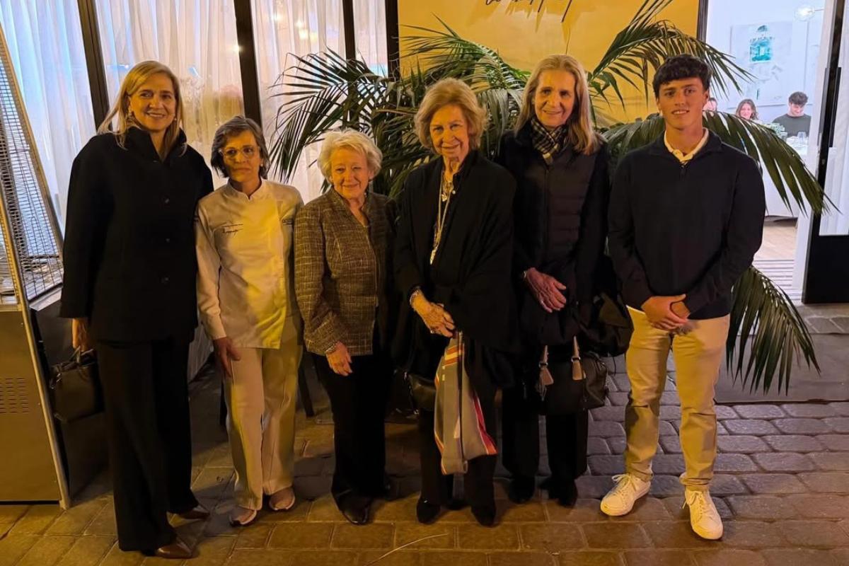 La reina y las infantas, en la puerta de La Marquesita, en Cartagena.