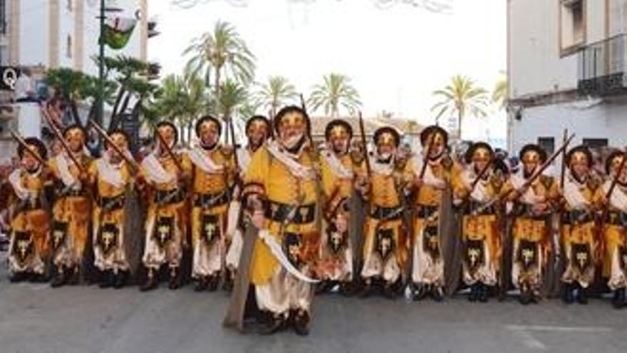 La escuadra de residentes de Xàbia, en el momento de iniciarse el desfile de gala.