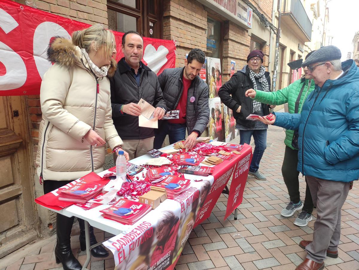 El PSOE hablando con vecinos de Benavente, en la mesa informativa de Los Herreros.