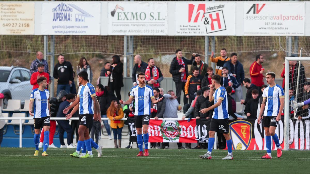 Los jugadores del Hércules se miran entre sí después de encajar uno de los goles.