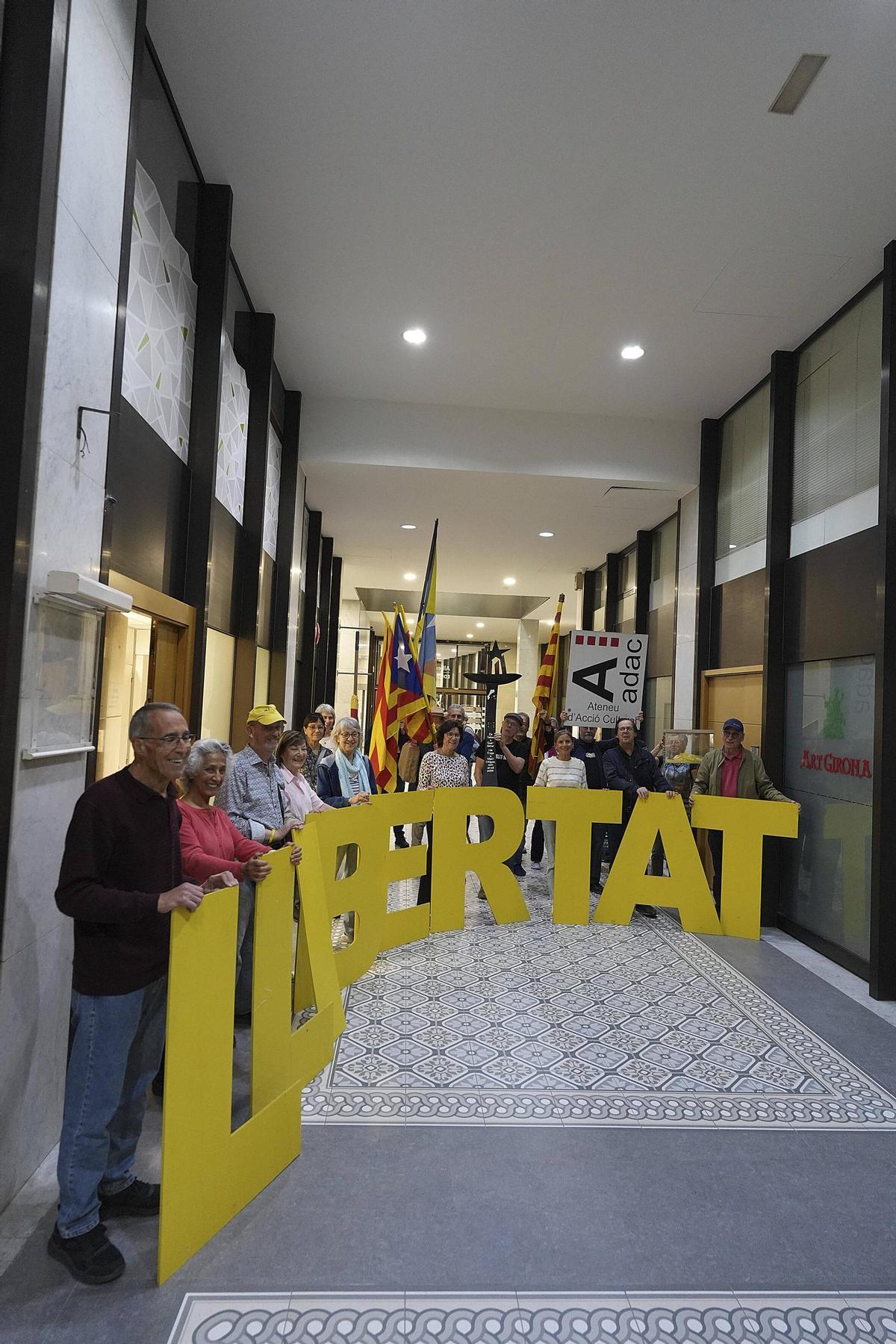 L'ADAC canvia de seu i fa moure les lletres de la paraula Llibertat pel Barri Vell de Girona