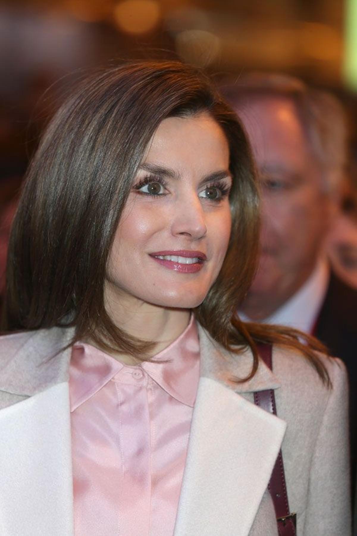 Letizia Ortiz con blusa rosa de seda