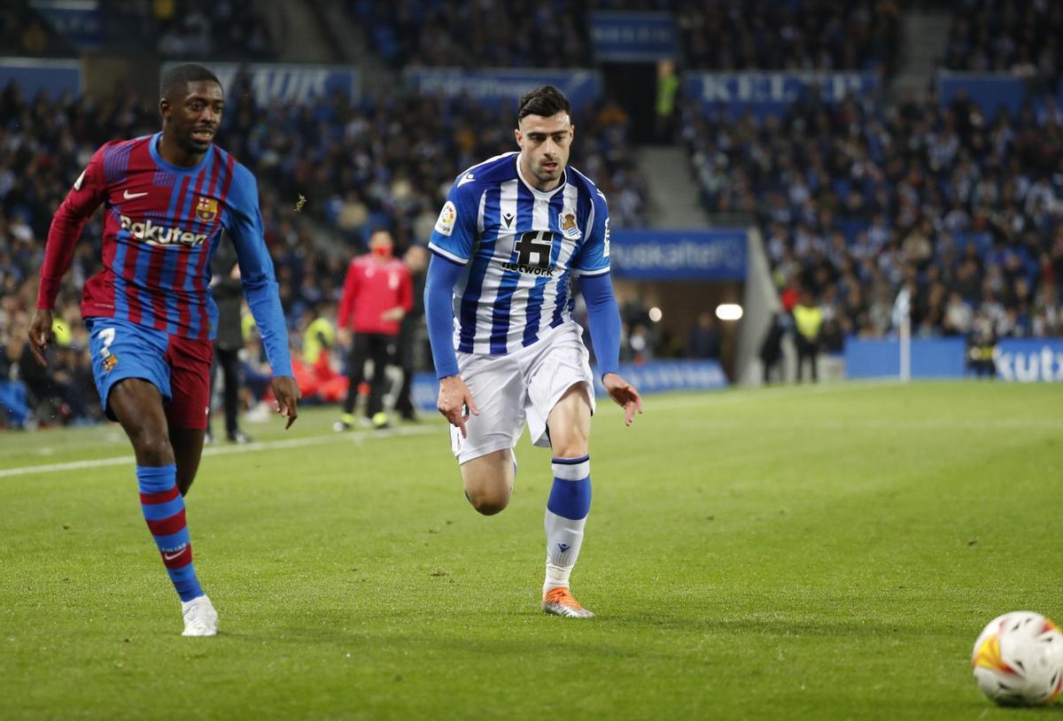 SAN SEBASTIÁN, 21/04/2022.- El delantero francés del FC Barcelona, Ousmane Dembélé (i), persigue el balón ante el defensa de la Real Sociedad, Diego Rico, durante el encuentro correspondiente a la jornada 33 disputado hoy jueves en el Reale Arena de San Sebastián. EFE / Juan Herrero.