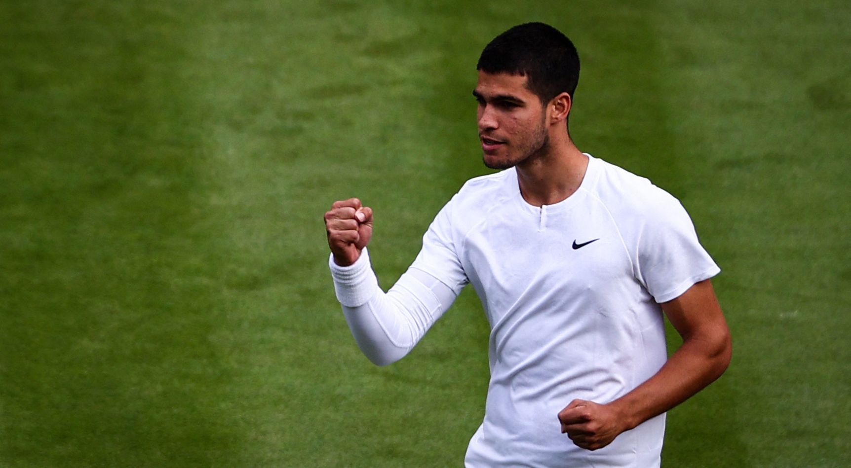 Carlos Alcaraz celebra la victoria frente al alemán, Oscar Otte, en el quinto día del Campeonato de Wimbledon 2022.