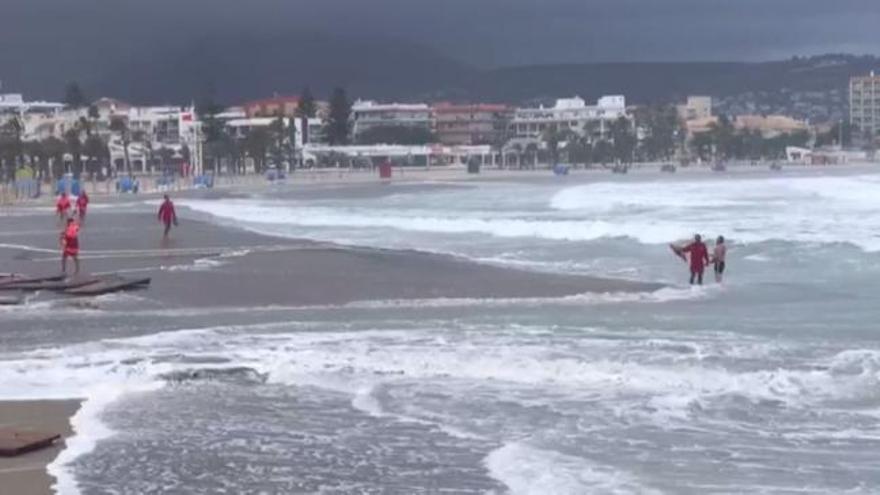 Los socorristas sacan a un bañista de la playa del Arenal de Xàbia