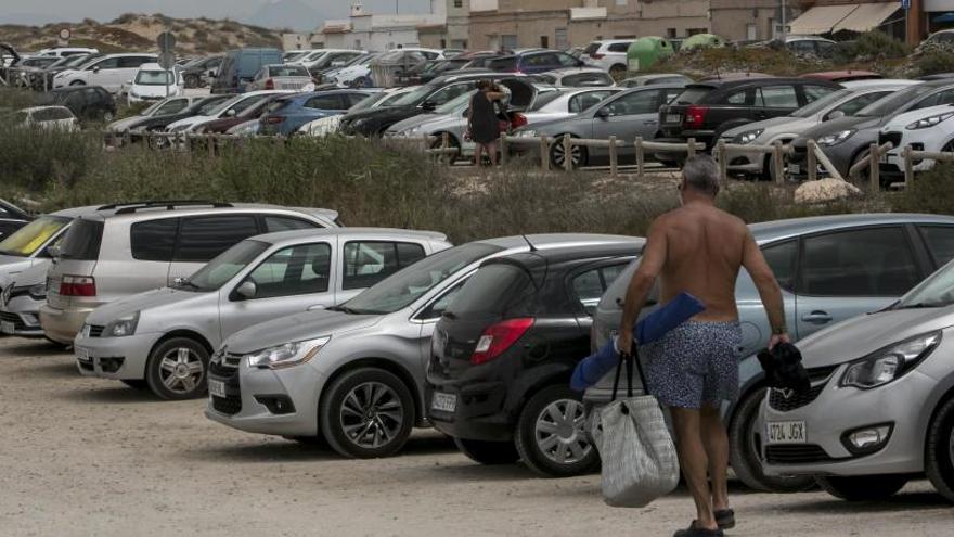 El Ayuntamiento bloquea la apertura de nuevos aparcamientos en la playa de La Marina