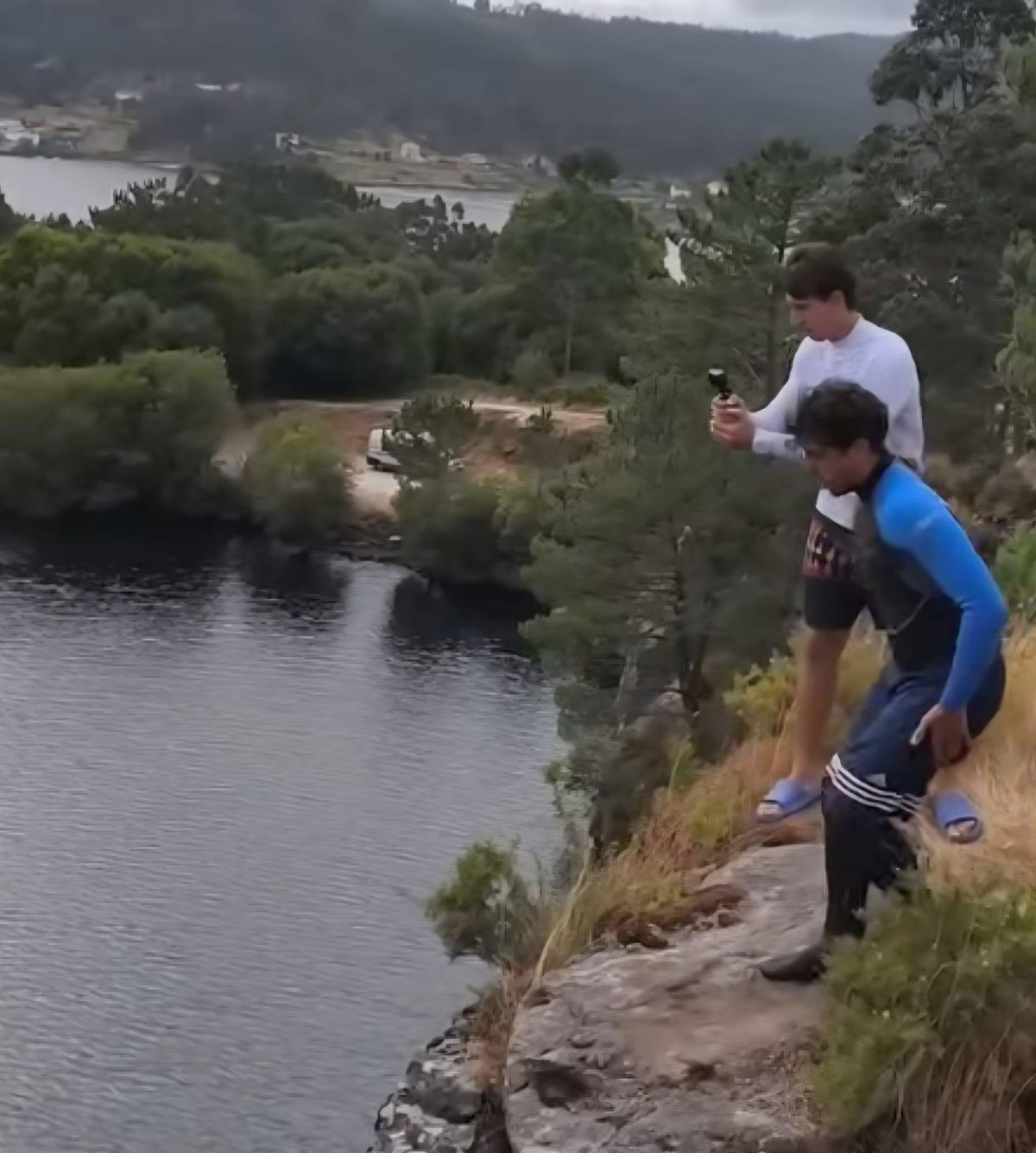 Un joven graba otro antes de saltar al vacío.
