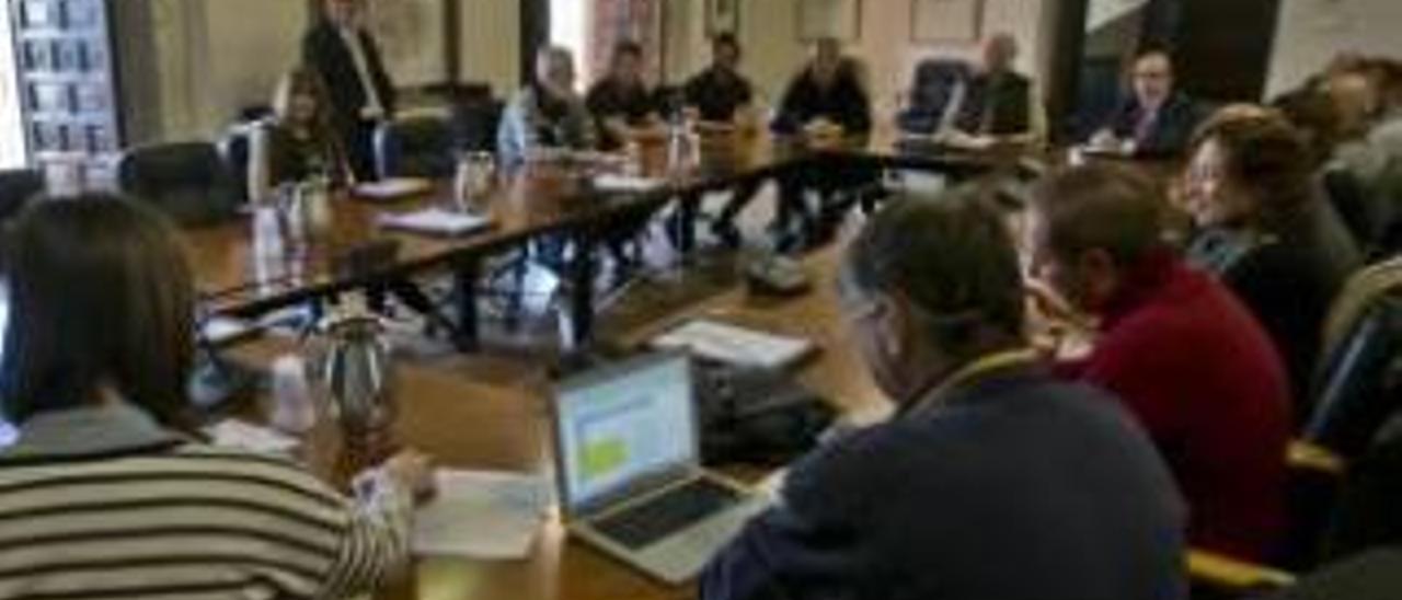 Un instante de la reunión ayer por la tarde con distintos colectivos en el Ayuntamiento de Elche.