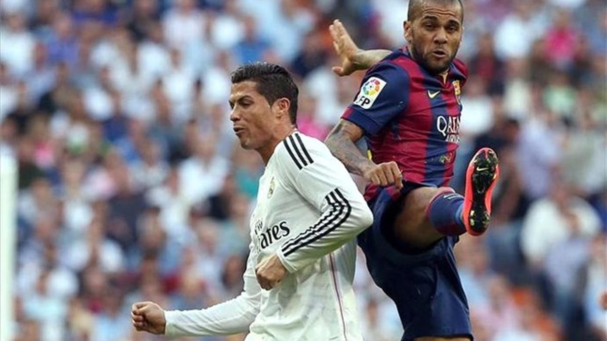 Cristiano Ronaldo y Alves, en un lance del Madrid-Barça