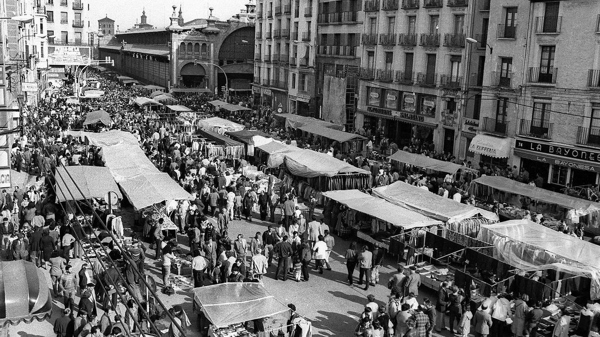 Domingo en el rastro de Zaragoza, en la avenida César Augusto, 1985