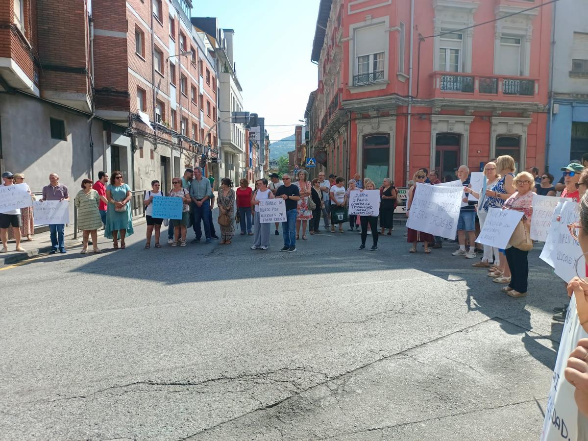 Vecinos concentrados junto al narcopiso.