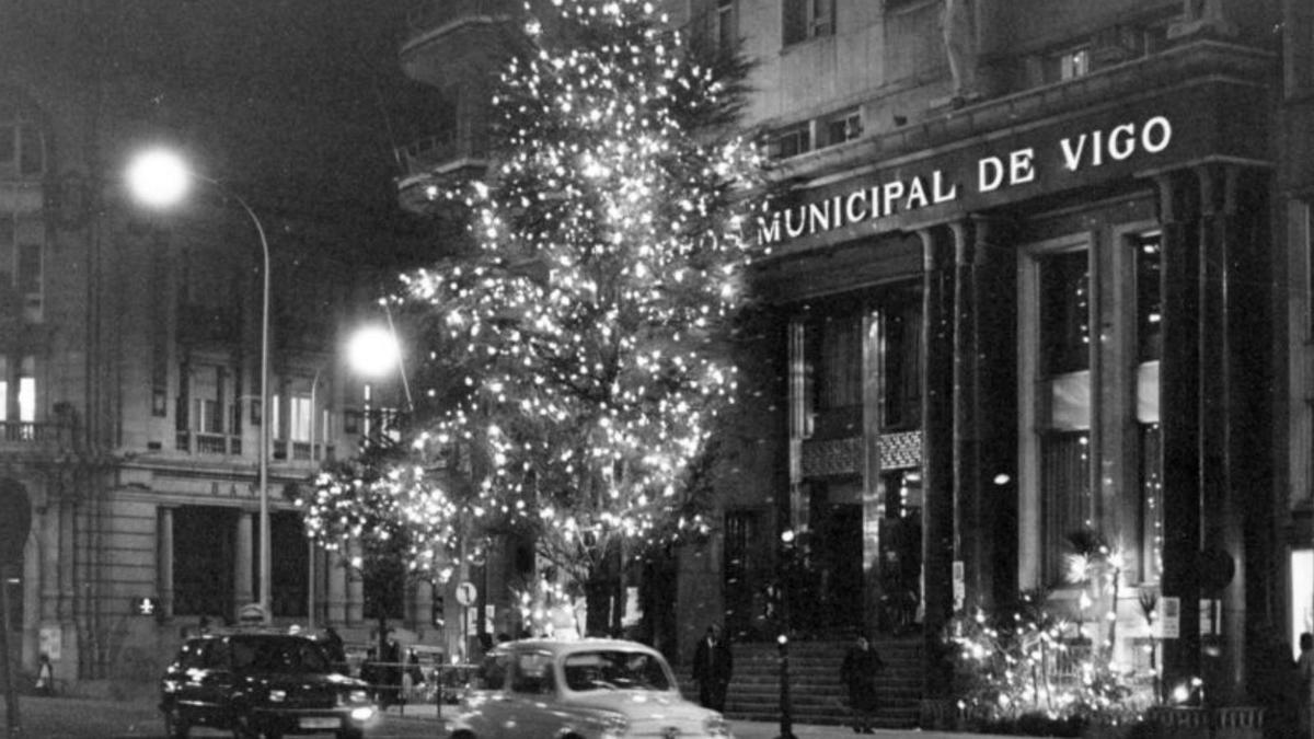 Árbol iluminado ante la 
Caja de Ahorros Municipal
de Vigo en 1979. 
  | // CAMESELLE