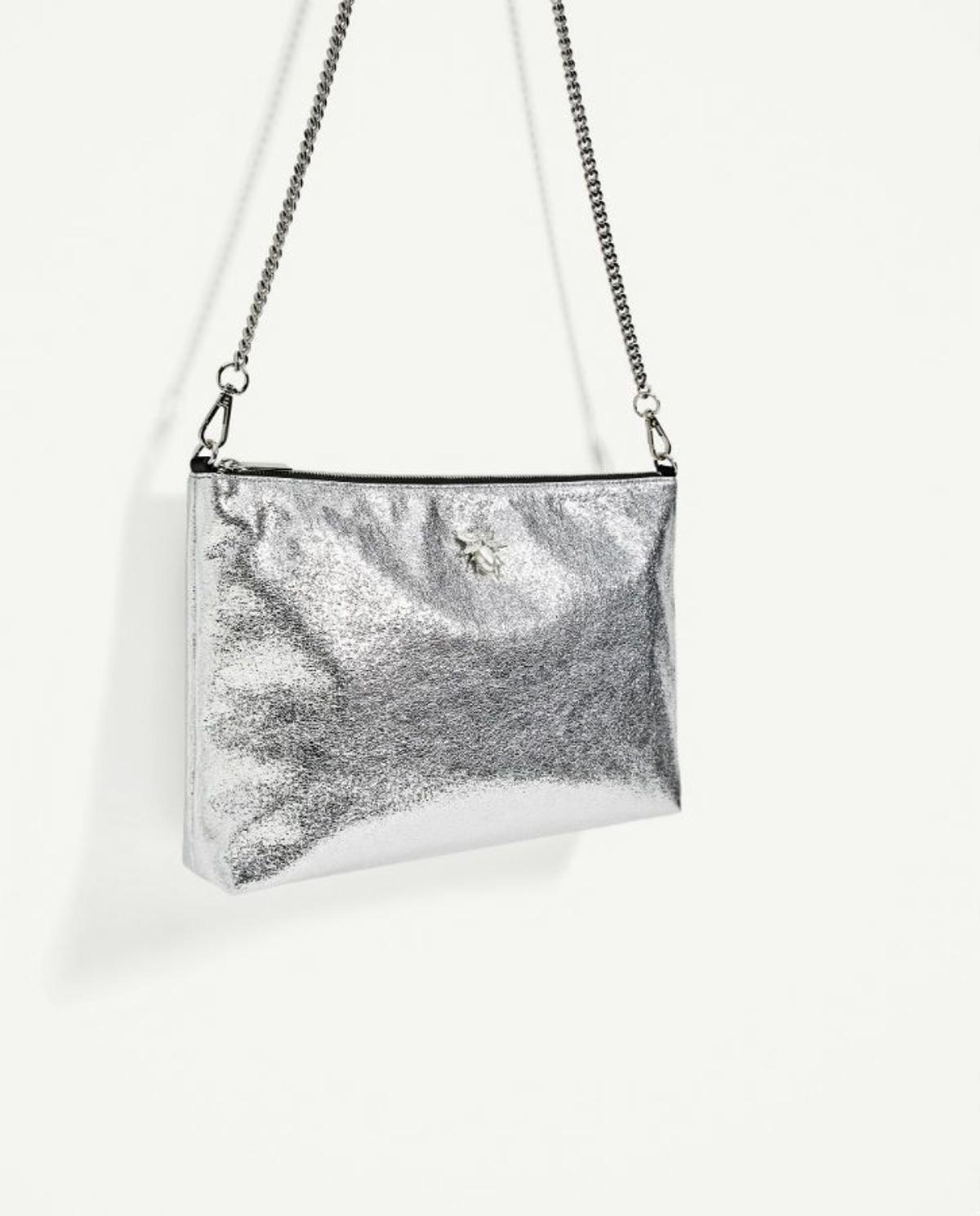 Prendas metalizadas para el verano: bolso de Zara