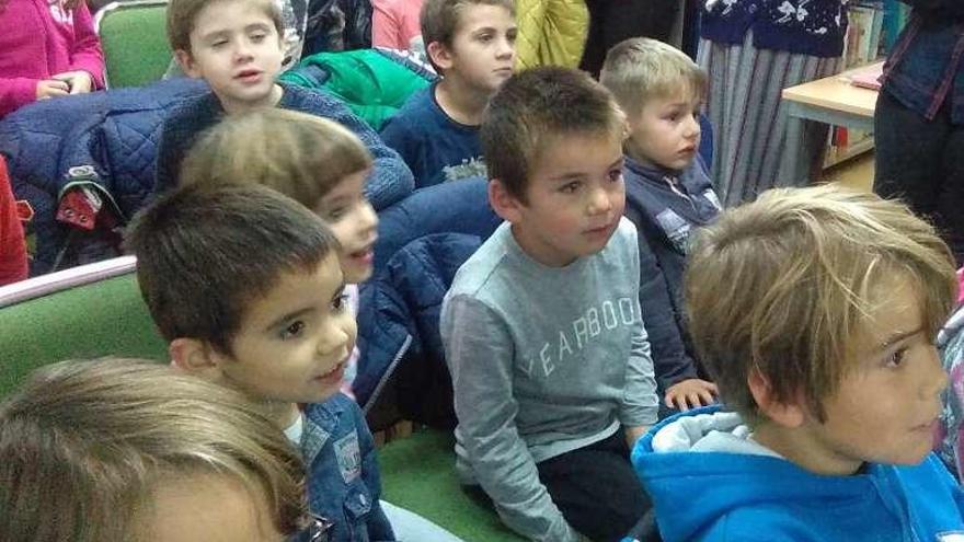 Actividad cultural para niños en la biblioteca municipal de Villaralbo.