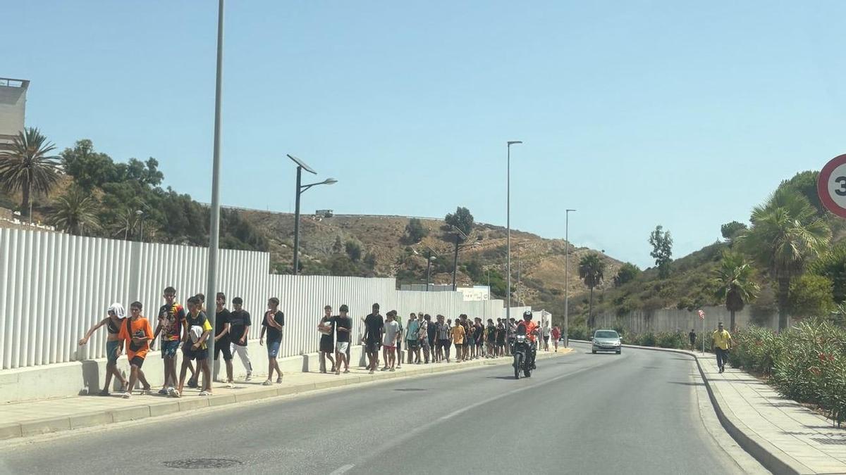 Varios migrantes en las calles de Ceuta, en una imagen reciente.