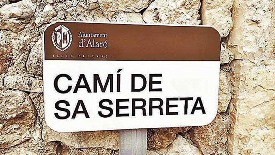 Reponen los carteles deteriorados en Alaró