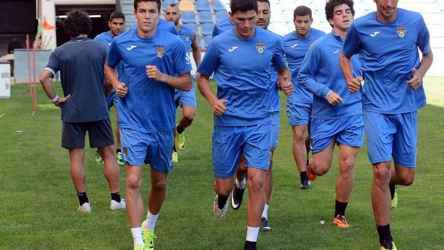 Miki, Miguel Loureiro y Capi, en primer término, durante un entrenamiento en Pasarón. // Rafa Vázquez