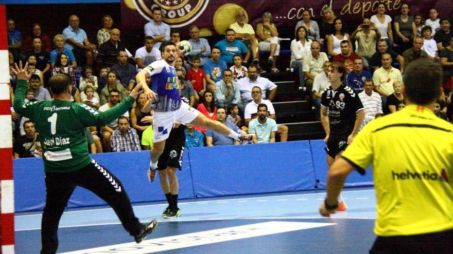 Un jugador del Balonmano Benidorm tira a puerta, durante un partido de esta temporada.