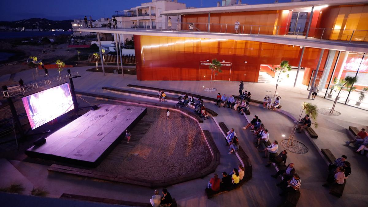 Público en el espacio exterior del auditorio siguiendo en una pantalla el acto inaugural.