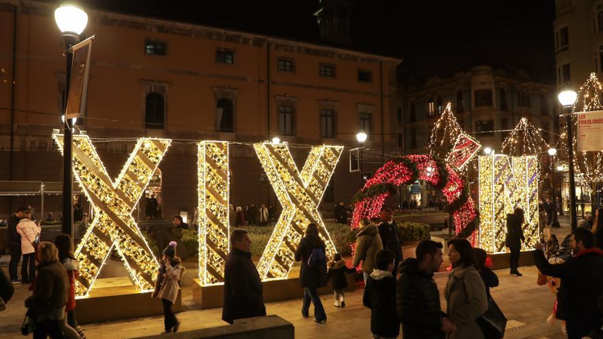 ¿Gijón o Xixón?: las letronas luminosas que triunfan en Navidad