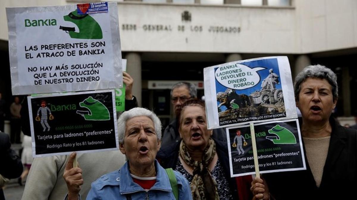 Protestas de afectados por las participaciones preferentes, ante las puertas del juzgado donde declara Rato.