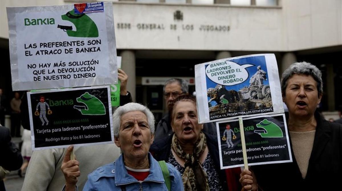 Protestas de afectados por las participaciones preferentes, ante las puertas del juzgado donde declara Rato.