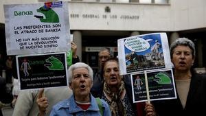 Protestas de afectados por las participaciones preferentes, ante las puertas del juzgado donde declara Rato.