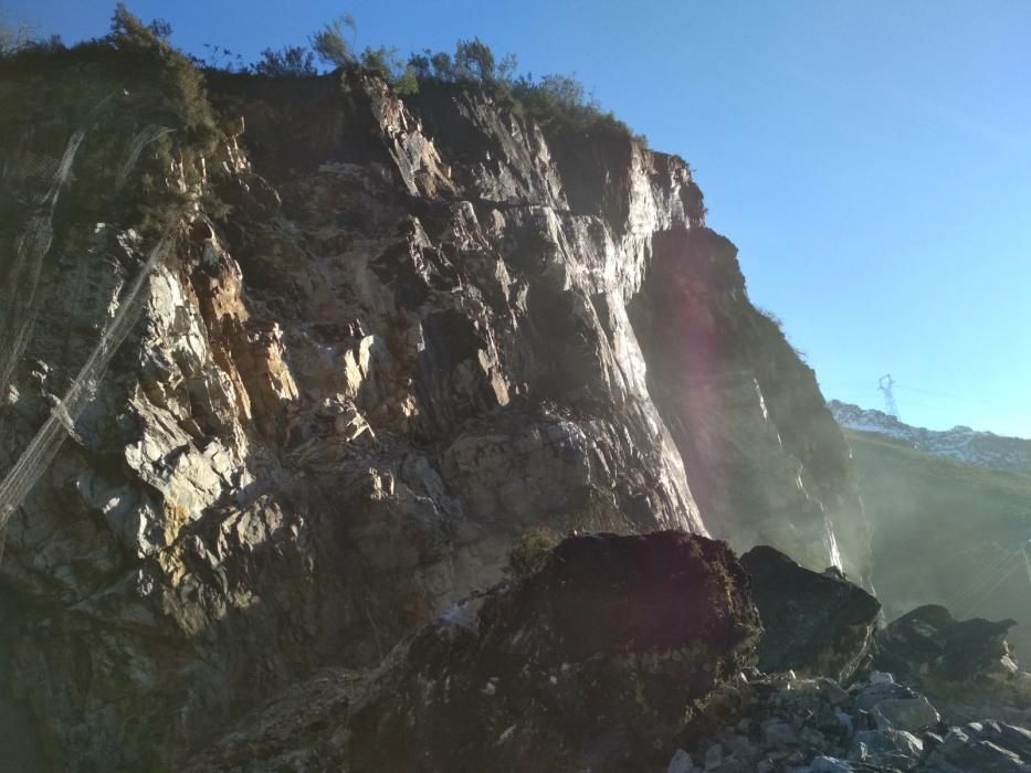 Cae una montaña y sepulta el acceso a Caso