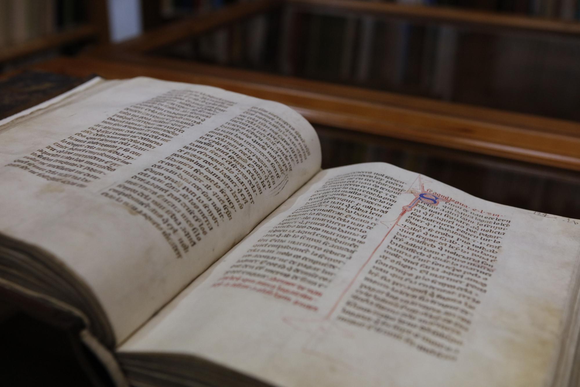 Das älteste und wertvollste Buch der Klosterbibliothek ist das „Llibre del Consolat de Mar“, ein Buch aus dem Jahr 1385, das das damalige Meeresrecht behandelt.