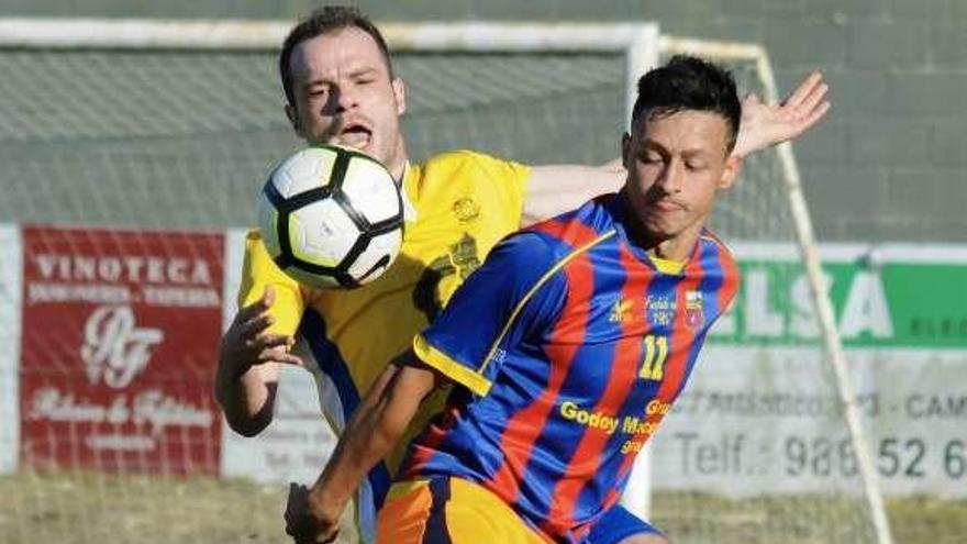 Una acción del duelo entre el Cambados y el Pontellas. // I. Abella