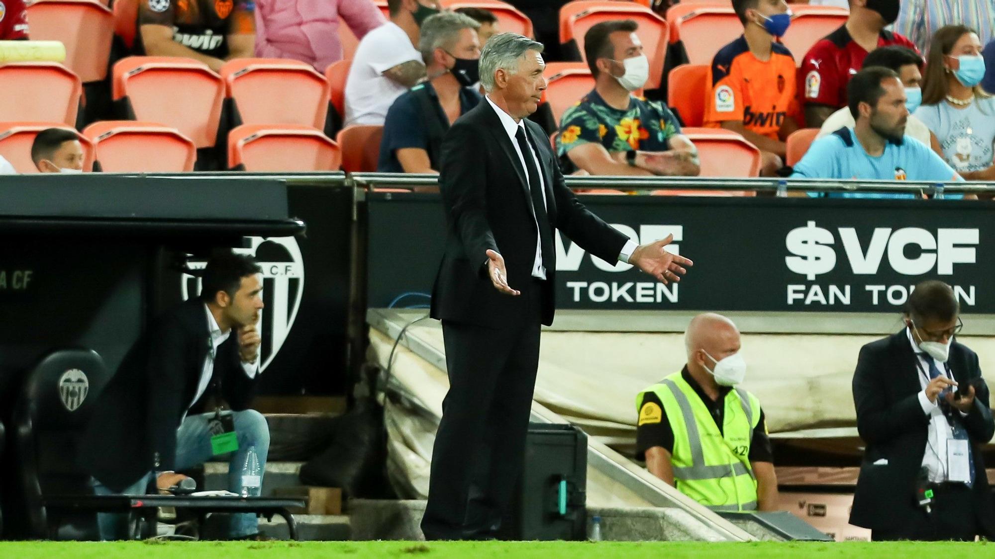 Carlo Ancelotti, en la banda de Mestalla durante el Valencia-Madrid.