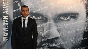 El lateral brasiler del F.C.Barcelona, Dani Alves, ha defensat el seu entrenador en la presentació de la seva pàgina web.