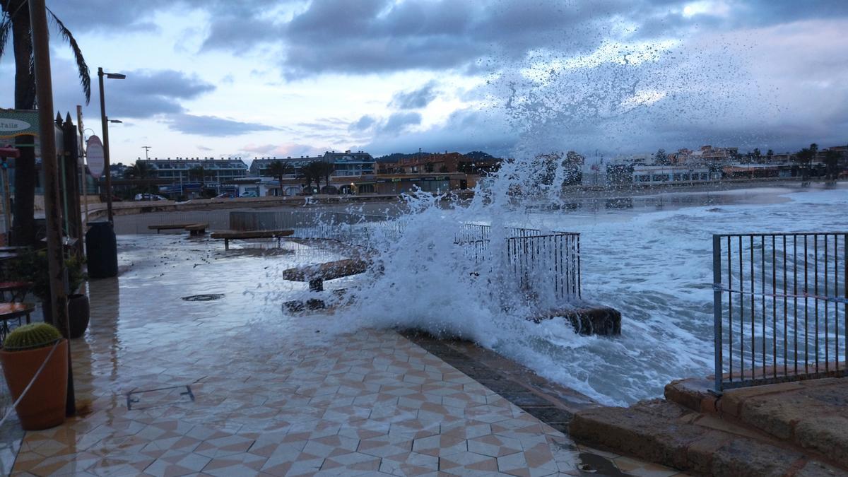 Las olas todavía brincan por encima del muro del extremo sur del paseo del Arenal