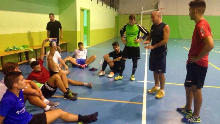 Javi Santos da instrucciones a sus hombres después de un entrenamiento de esta pretemporada.