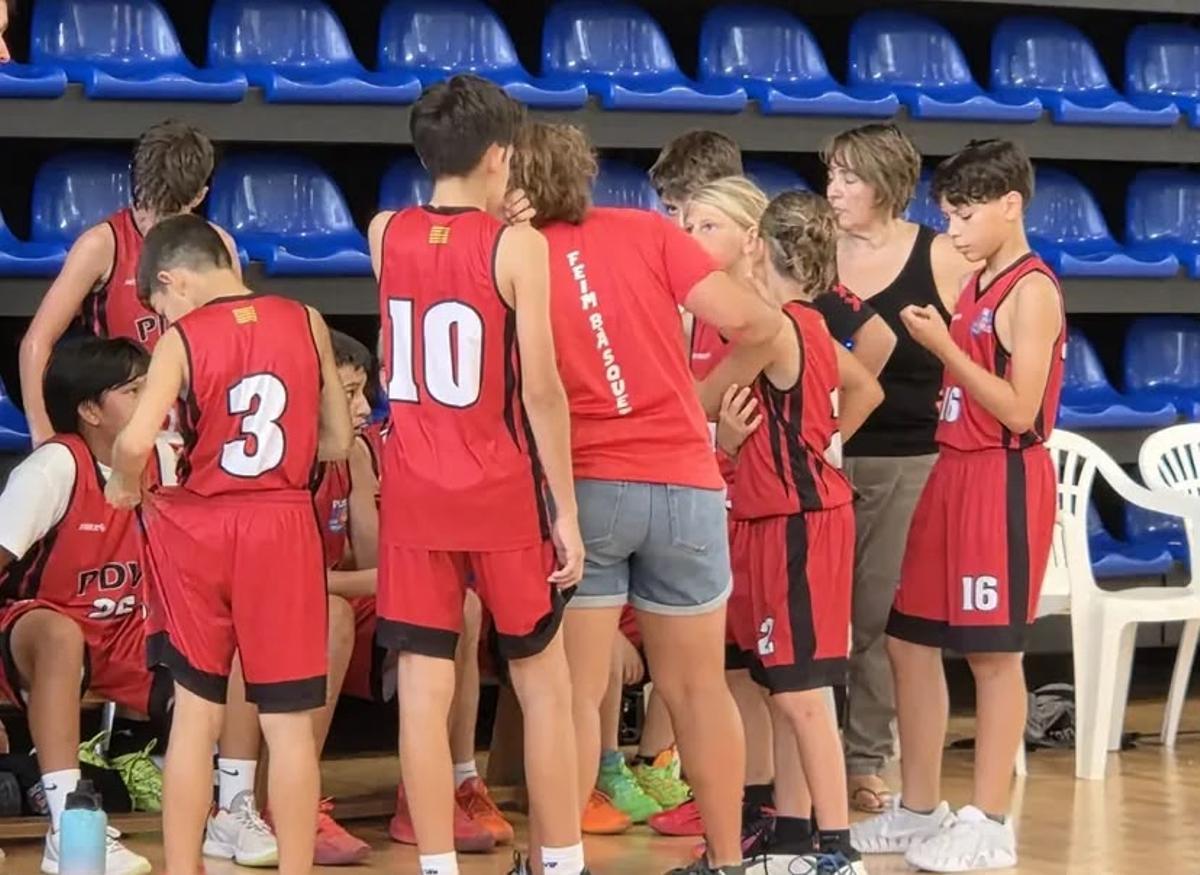 Los jugadores del CB Puig d´en Valls atienden las indicaciones de su entrenador.
