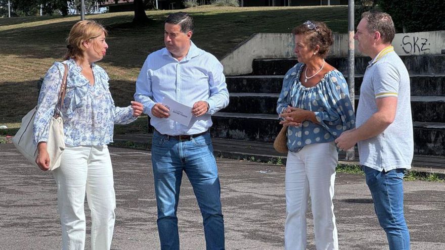 Por la izquierda, los ediles del PP Nuria Niño, Silverio Argüelles y Belén Rodríguez, con el vecino Javier Blanco, ayer, en Soto. | LNE