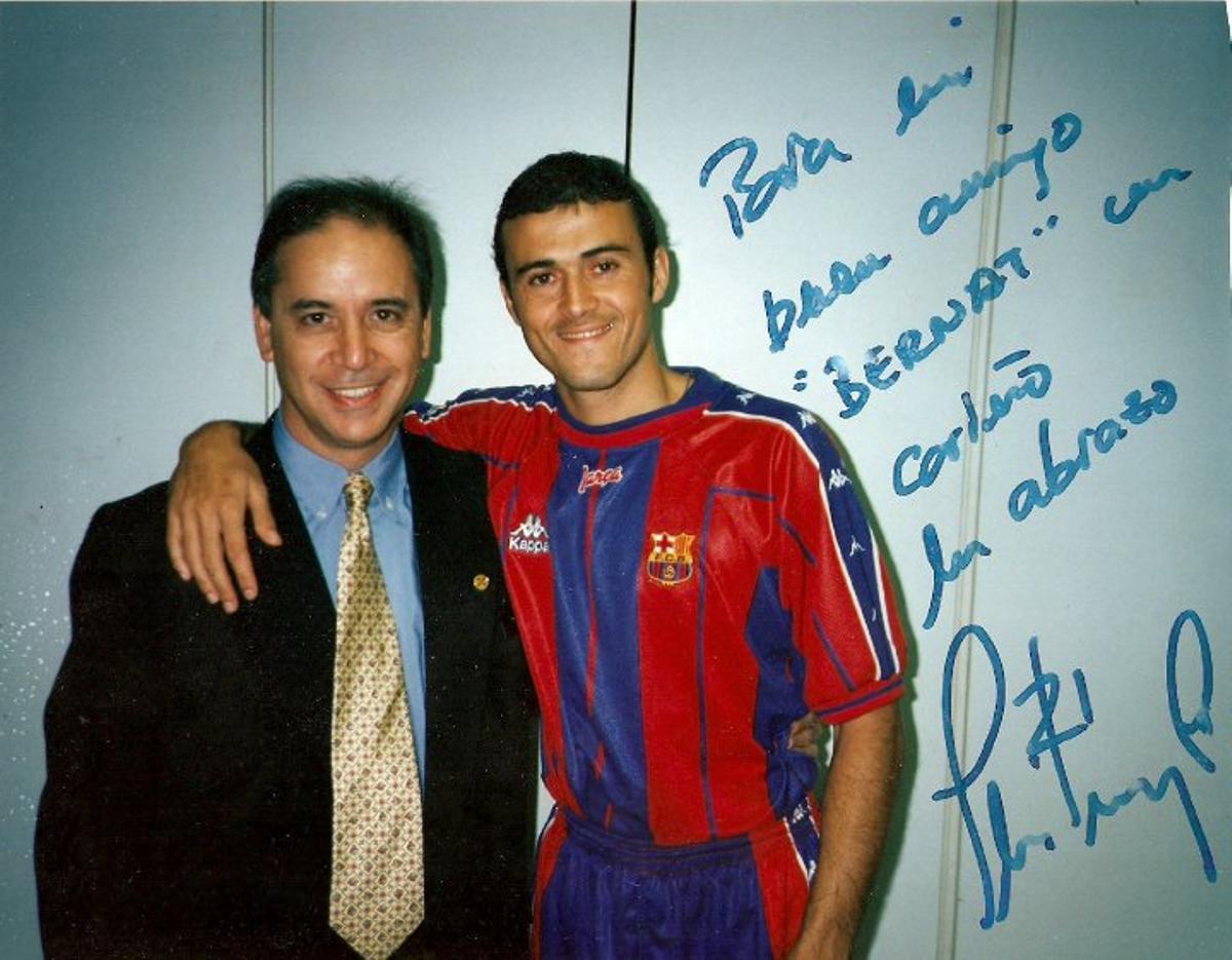 El podólogo Bernat Vázquez posando con Luis Enrique durante su etapa en el Barça.
